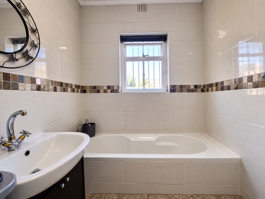 5 Bedroom Property for Sale in Wynberg Western Cape